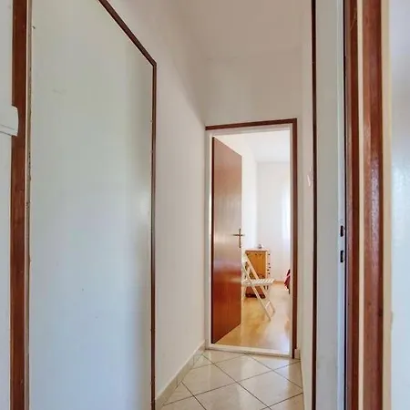 Near The Sea In 3* 로고즈니차