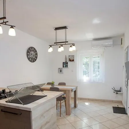 Near The Sea In 3* 로고즈니차